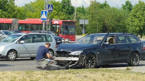 Prie prekybos centro Akropolis Vilniuje apsivertė automobilis Prie prekybos centro Akropolis Vilniuje apsivertė automobilis - Sputnik Lietuva