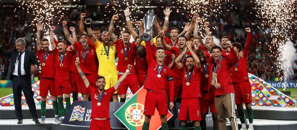 Криштиану Роналду и его товарищи по команде празднуют победу в Финале Лиги Наций УЕФА, 9 июня 2019 года - Sputnik Литва