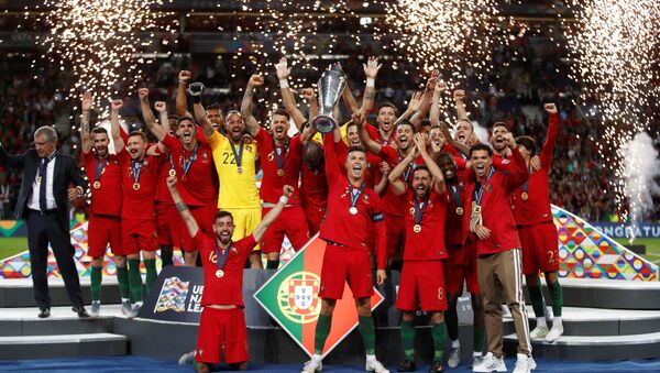 Криштиану Роналду и его товарищи по команде празднуют победу в Финале Лиги Наций УЕФА, 9 июня 2019 года - Sputnik Литва