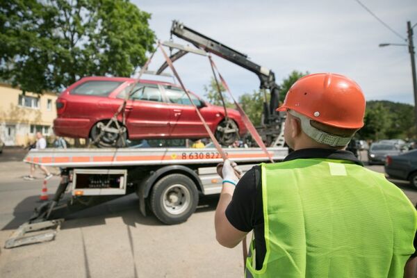 Прощай, рухлядь!: в Вильнюсе начали избавляться от бесхозных автомобилей Прощай, рухлядь!: в Вильнюсе начали избавляться от бесхозных автомобилей - Sputnik Литва