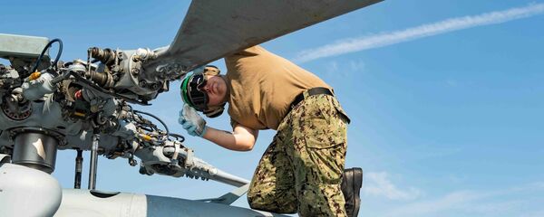 Немецкий авиамеханик готовит вертолет для учений НАТО  BALTOPS - 2019, 5 июня 2019 года - Sputnik Литва