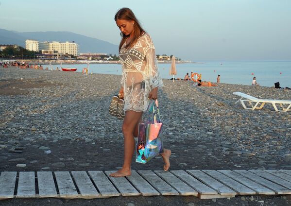 Девушка на пляже в районе Имеретинской низменности города Сочи - Sputnik Литва