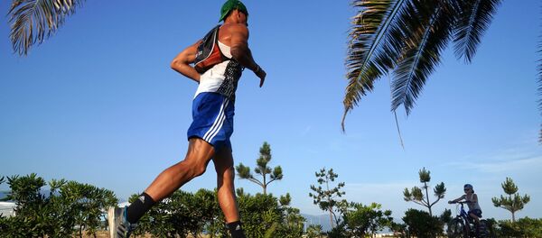 Мужчина совершает пробежку в районе Имеретинский низменности города Сочи Мужчина совершает пробежку в районе Имеретинский низменности города Сочи - Sputnik Lietuva