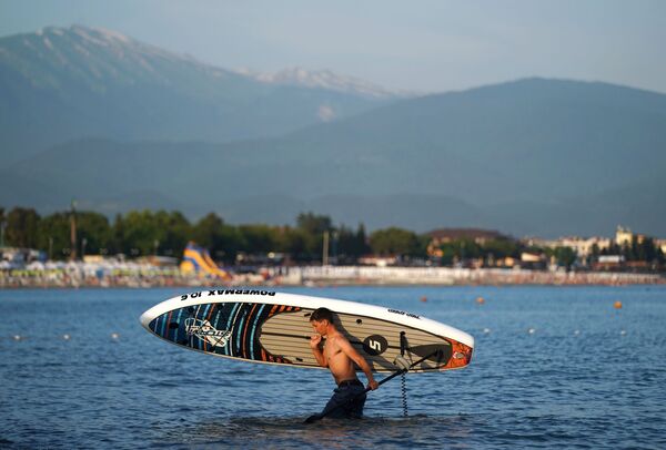 Мужчина с доской для саб-серфинга в районе Имеретинской низменности города Сочи - Sputnik Литва