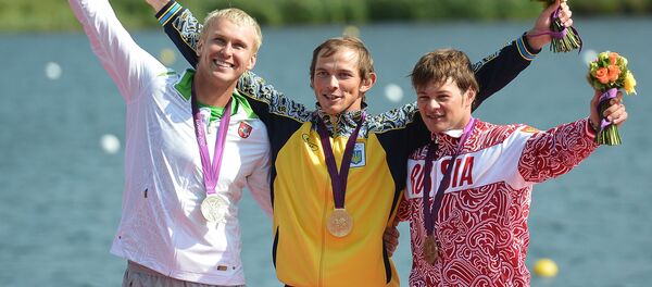 Призеры в финальном заезде каноэ-одиночек на 200 м в соревнованиях мужчин по гребле на байдарках и каноэ во время ХХХ летних Олимпийских игр в Лондоне (слева направо): литовец Евгений Шуклин (серебряная медаль), украинец Юрий Чебан (золотая медаль) и россиянин Иван Штыль (бронзовая медаль), на церемонии награждения, архивное фото - Sputnik Литва
