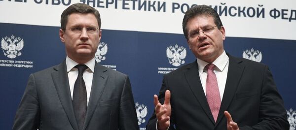 Министр энергетики РФ Александр Новак (слева) и вице-президент Еврокомиссии по энергосоюзу Марош Шевчович, архивное фото - Sputnik Литва