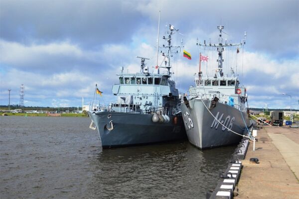 Противоминный корабль ВМС Латвии М-06 Talivaldis и немецкий противоминный М-1059 Weilhem Противоминный корабль ВМС Латвии М-06 Talivaldis и немецкий противоминный М-1059 Weilhem - Sputnik Литва