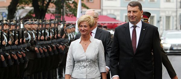 Президент Латвии Раймондс Вейонис с женой Иветой Президент Латвии Раймондс Вейонис с женой Иветой - Sputnik Литва