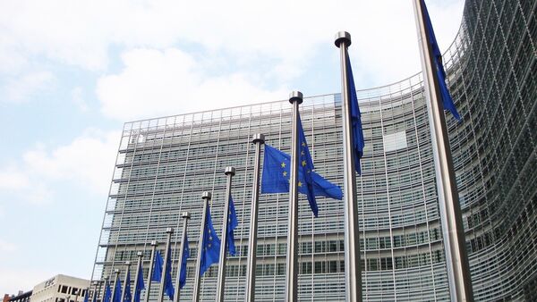 Флаги ЕС у здания европейской комиссии в Брюсселе - Sputnik Литва