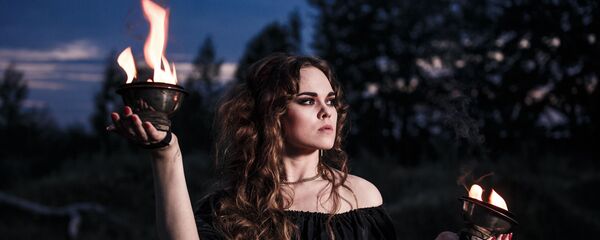 Mergina, apsirengusi juoda suknele Mergina, apsirengusi juoda suknele - Sputnik Lietuva