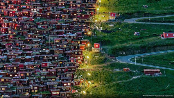 Снимок Follow The Light фотографа Junhui Fang, получивший приз зрительских симпатий в категории Cities конкурса National Geographic Travel Photo 2019 - Sputnik Литва