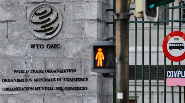 Эмблема Всемирной торговой организации (ВТО) возле здания штаб-квартиры организации в Женеве, архивное фото - Sputnik Lietuva