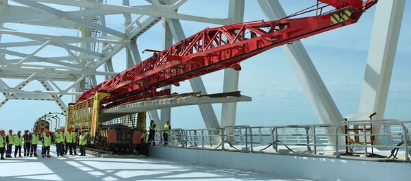 Первый железнодорожный путь Крымского моста состыковали над Керченским проливом Первый железнодорожный путь Крымского моста состыковали над Керченским проливом - Sputnik Литва