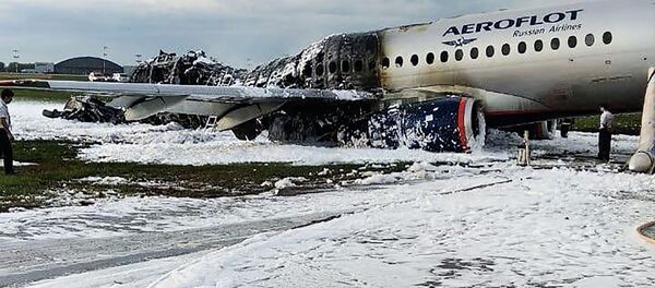 Разрушенный фюзеляж российского самолета Superjet-100 в аэропорту Шереметьево под Москвой после его крушения, 5 мая 2019 года - Sputnik Литва