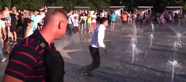 Ukrainos prezidentas prabėgo per veikiantį fontaną Mariupolyje Ukrainos prezidentas prabėgo per veikiantį fontaną Mariupolyje - Sputnik Lietuva