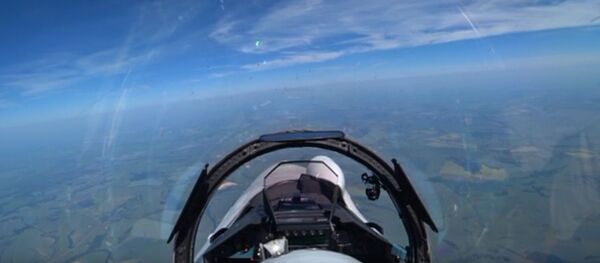 На видео показали дозаправку в воздухе новейших российских истребителей - Sputnik Литва