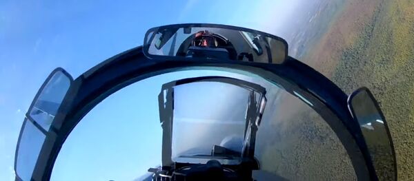 Rusijos naikintuvų skrydžiai žemame aukštyje kalnuose - Sputnik Lietuva