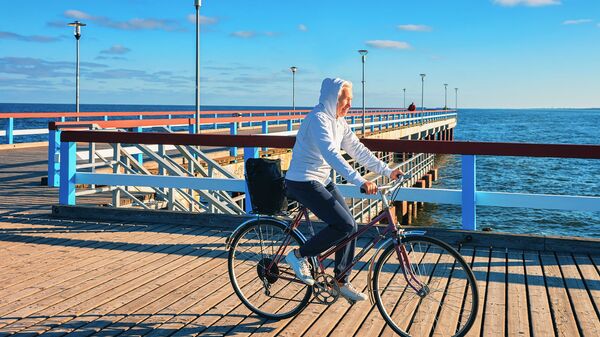 Женщина катается на велосипеде в Паланге, архивное фото - Sputnik Lietuva