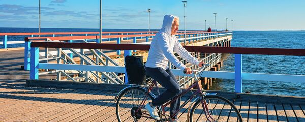 Женщина катается на велосипеде в Паланге, архивное фото Женщина катается на велосипеде в Паланге, архивное фото - Sputnik Lietuva