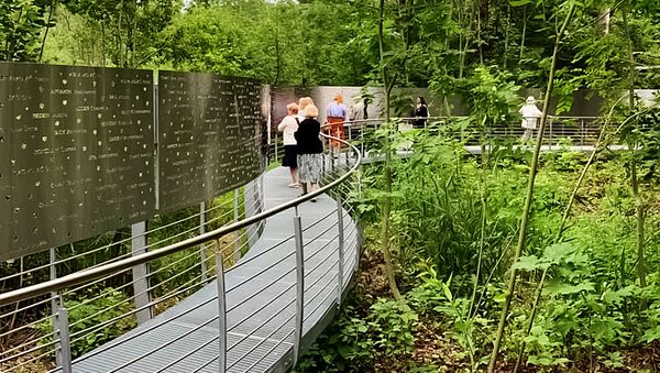 В лесу Пакампонис Биржайского района Литвы открыли мемориал  жертвам Холокоста - Sputnik Литва