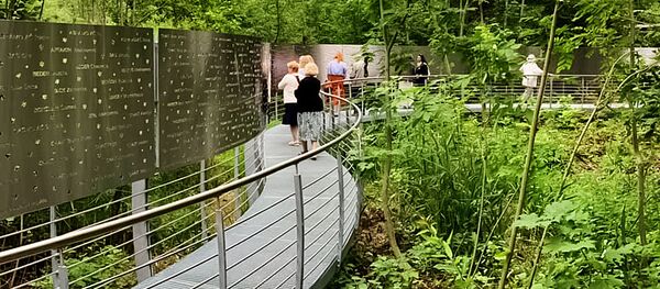 В лесу Пакампонис Биржайского района Литвы открыли мемориал жертвам Холокоста В лесу Пакампонис Биржайского района Литвы открыли мемориал жертвам Холокоста - Sputnik Литва