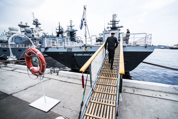 Ramiojo vandenyno laivyno korvetė Soveršennyj Vladivostoko prieplaukoje - Sputnik Lietuva