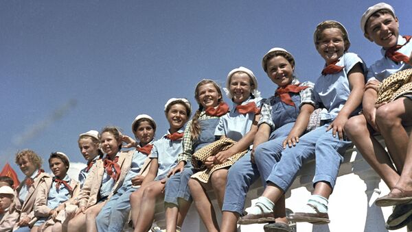 Школьники, отдыхающие во Всесоюзном пионерском лагере имени В.И.Ленина Артек, 1963 год - Sputnik Литва