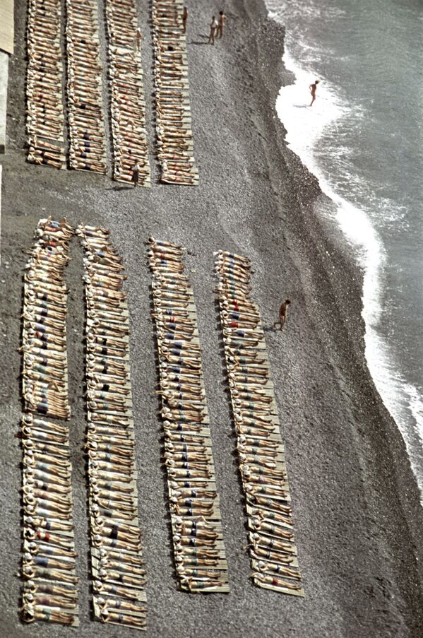 Школьники Всесоюзного пионерского лагеря имени В.И.Ленина Артек на пляже, 1963 год - Sputnik Lietuva