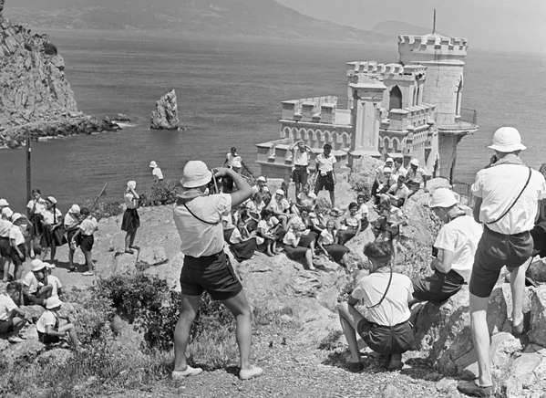 Пионеры из пионерского лагеря Артек фотографируются около замка Ласточкино гнездо, 1958 год Пионеры из пионерского лагеря Артек фотографируются около замка Ласточкино гнездо, 1958 год - Sputnik Lietuva