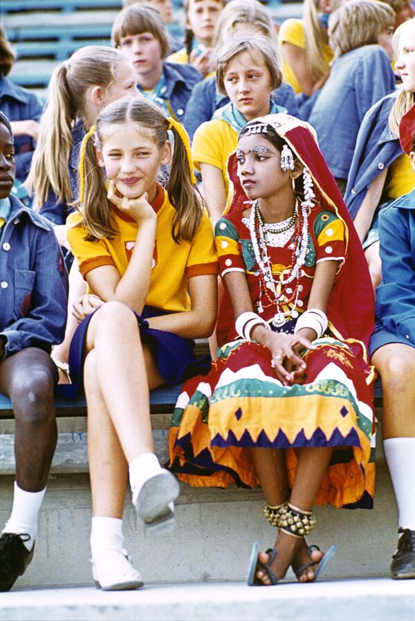 Инна Старостина из СССР и Суджата Гописетти из Индия в пионерлагере Артек, 1978 год - Sputnik Lietuva