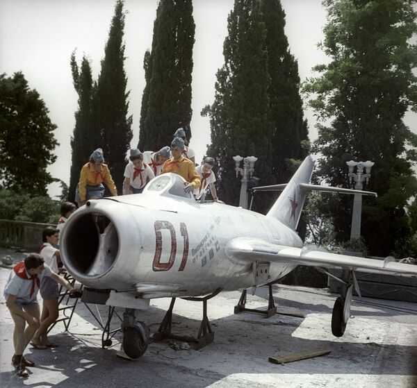 Реактивный истребитель - подарок пионерам Артека от летчиков ВВС, 1967 год - Sputnik Lietuva