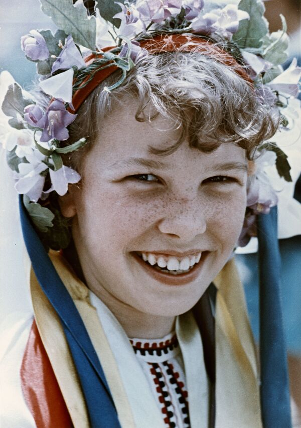 Пионерка в национальном украинском костюме в детском лагере Артек, 1965 год - Sputnik Литва