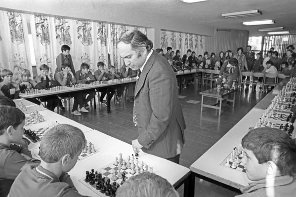 Сеанс одновременной игры в шахматы пионерам Артека дает экс-чемпион мира Михаил Таль, 1977 год Сеанс одновременной игры в шахматы пионерам Артека дает экс-чемпион мира Михаил Таль, 1977 год - Sputnik Lietuva
