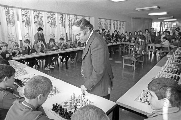 Сеанс одновременной игры в шахматы пионерам Артека дает экс-чемпион мира Михаил Таль, 1977 год - Sputnik Lietuva