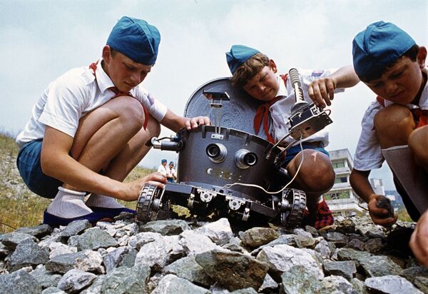 Ребята из кружка Юный техник пионерского лагеря Артек проводят испытания модели Лунохода, 1978 год - Sputnik Литва
