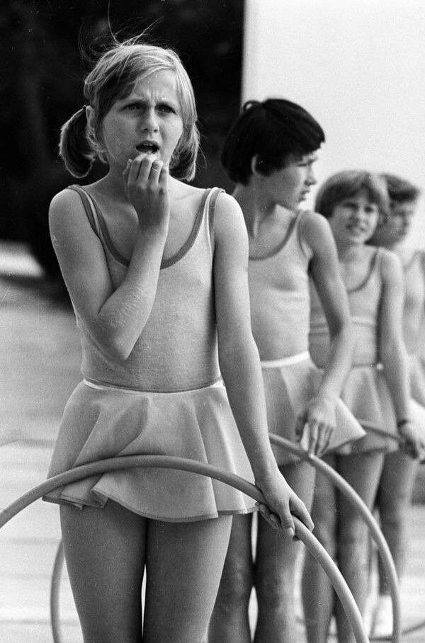 Девочки из пионерлагеря «Артек» перед выступлением на всесоюзных детских спортивных играх, 1977 год - Sputnik Lietuva