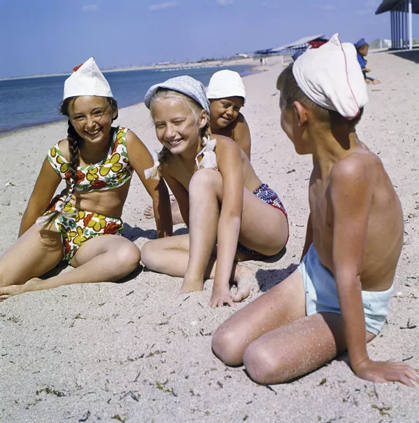 Ребята из пионерского лагеря Артек на Черном море, 1970 год Ребята из пионерского лагеря Артек на Черном море, 1970 год - Sputnik Lietuva