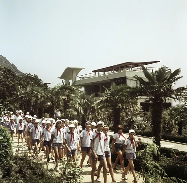 На прогулке в пионерлагере Артек в Крыму, 1967 год На прогулке в пионерлагере Артек в Крыму, 1967 год - Sputnik Lietuva