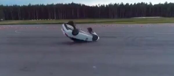 Rusijos karių automobilis atliko salto posukio metu Rusijos karių automobilis atliko salto posukio metu - Sputnik Lietuva