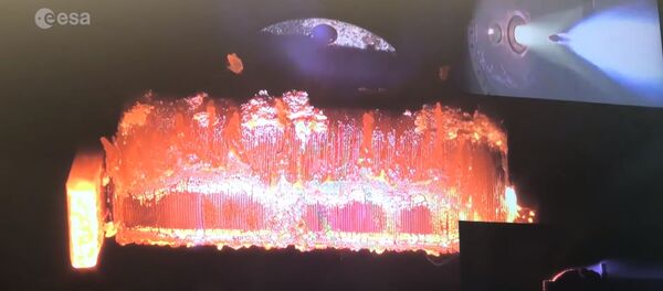 ЕКА показало, как спутники плавятся в атмосфере Земли ЕКА показало, как спутники плавятся в атмосфере Земли - Sputnik Lietuva