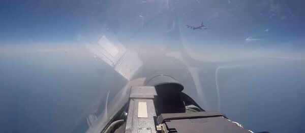 Перехват стратегического бомбардировщика ВВС США В-52Н российским Су-27 - Sputnik Литва