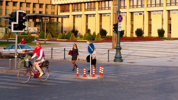 Люди через дорогу на светофоре в Вильнюсе, Литва, архивное фото  - Sputnik Литва