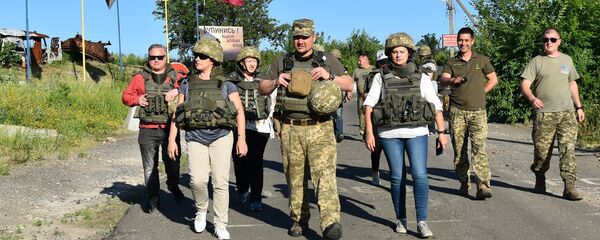 Литовская делегация посетила район операции Объединенных сил в Донбассе  - Sputnik Литва