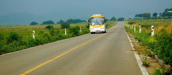 Автобус на дороге, архивное фото Автобус на дороге, архивное фото - Sputnik Литва