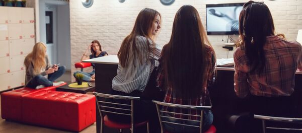 Люди в помещении, архивное фото - Sputnik Литва