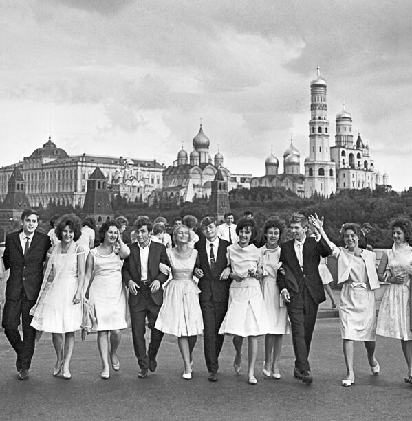 Выпускники московских школ гуляют на Красной площади после получения аттестата зрелости, 1964 год - Sputnik Lietuva
