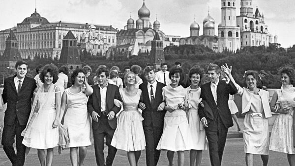 Выпускники московских школ гуляют на Красной площади после получения аттестата зрелости, 1964 год - Sputnik Литва