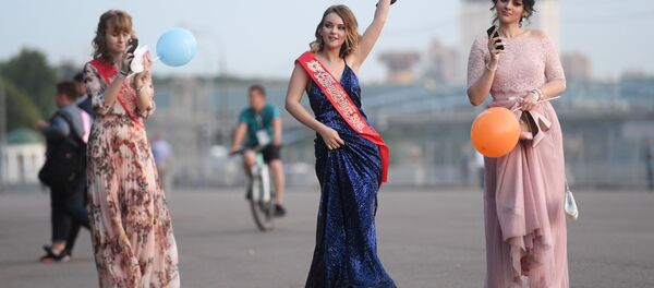 Выпускницыи московских школ в Центральном парке культуры и отдыха имени Горького в Москве - Sputnik Lietuva
