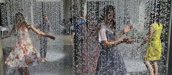 Дети в жару играют в фонтане, Вильнюс, архивное фото Дети в жару играют в фонтане, Вильнюс, архивное фото - Sputnik Литва