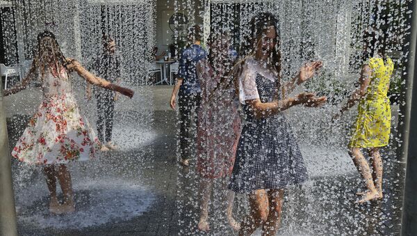 Дети в жару играют в фонтане, Вильнюс, архивное фото - Sputnik Литва
